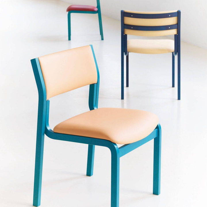 Model Fastoflex 2310, 3 spisebordsstol, i friske farvekombinationer, stående sporadisk i lys stue